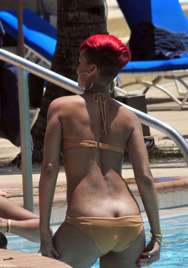 Rihanna ass crack